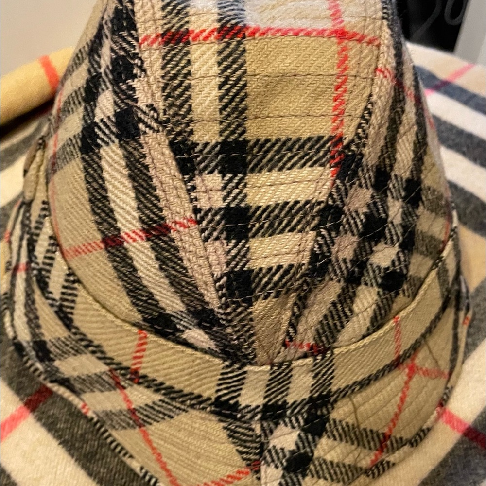 Burberry’s Beige Plaid Bucket Hat with Red and Black Check - Picture 3 of 4
